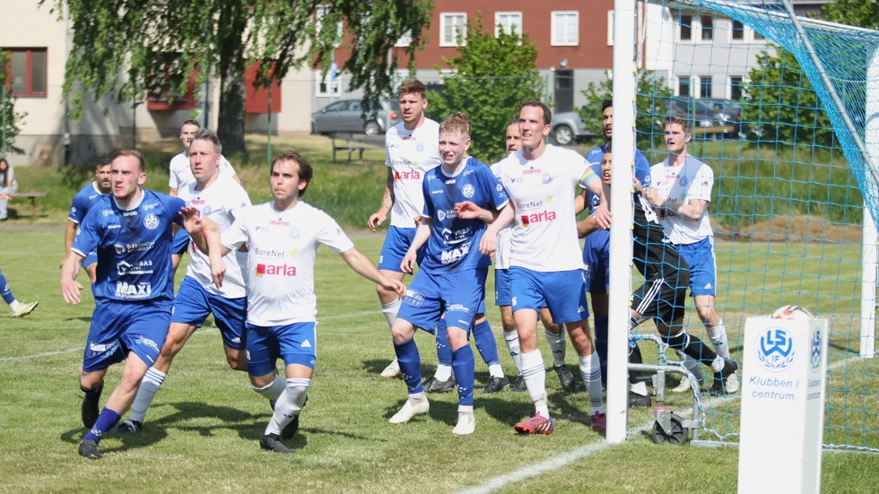 Elliot Grahn ses längst till vänster i LSW:s derby i fjol hemma mot Borensbergs IF. Nu är mittbacken aktuell för Lidköpings FK. I övrigt har en rad Maifjuniorer hittat nya klubbar.