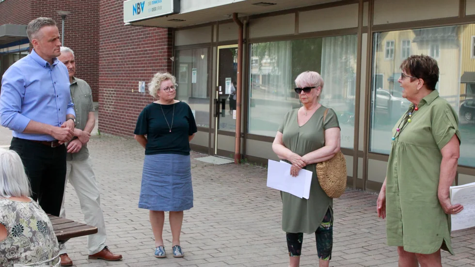 Birgitta Lindström (till höger) höll ett kortare anförande där hon berättade varför de gjort namninsamlingen som kräver kommunchefen, socialchefen och kommunalrådets avgång.