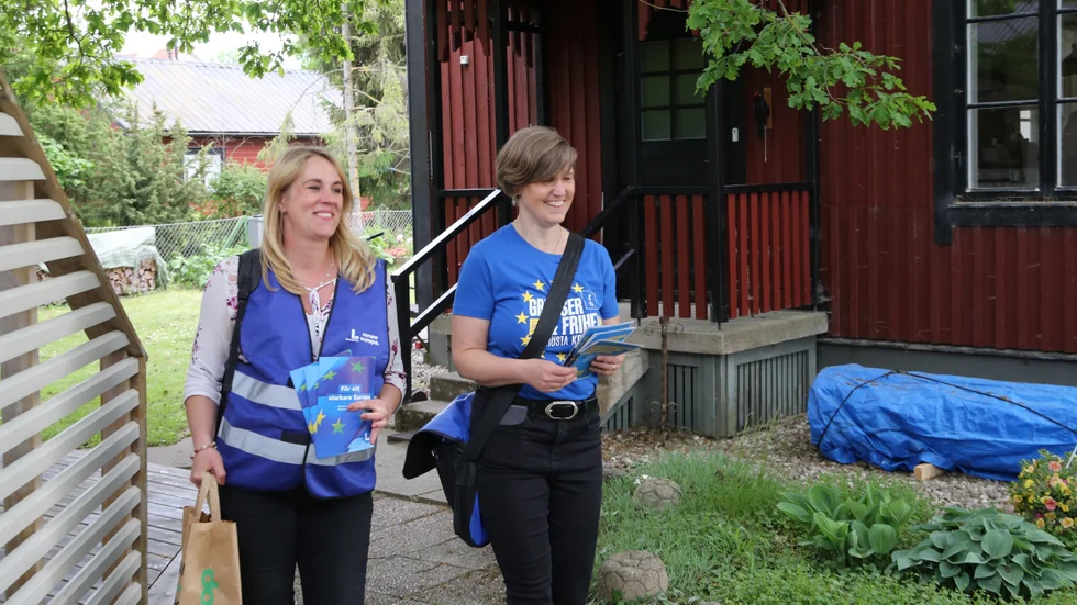 Gisela Wood (L) och Sara Lidqvist (KD) knackar dörr ihop nu inför EU-valet.