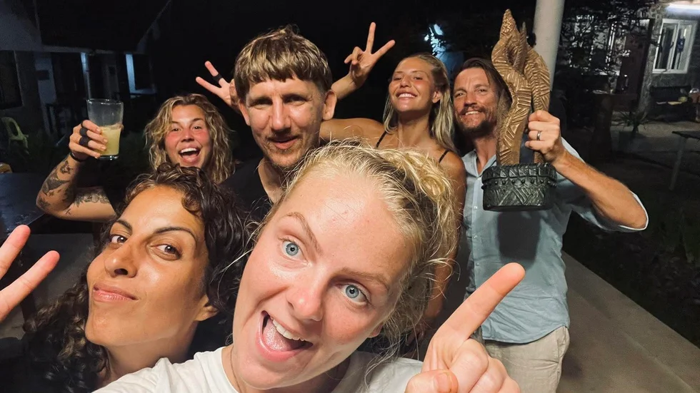 Efter 42 dagar på "Robinson"-ön fick Simone Sjöström (uppe till vänster) skåla med övriga deltagare. Efter finalen, som sändes under söndagen, fick gänget fira Olivia Lindegrens (uppe till höger) seger.