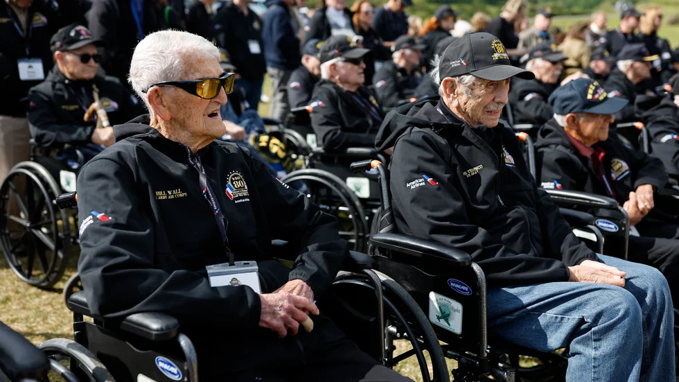 80-årsdagen efter landstigningen i Normandiet blir det sista jämna högtidlighållandet av årsdagen då veteraner från kriget deltar. På bilden ses amerikanerna Bill Wall och Bob Tedesco under en ceremoni vid Omaha beach under tisdagen.