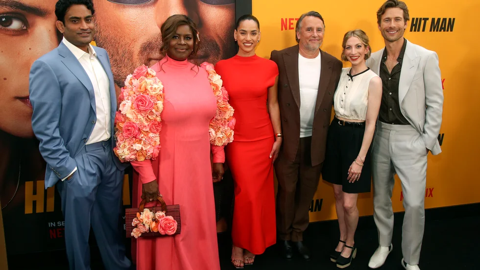 Sanjay Rao, Retta, Adria Arjona, Richard Linklater, Molly Bernard och Glen Powel under premiären av "Hit Man" i maj 2024.