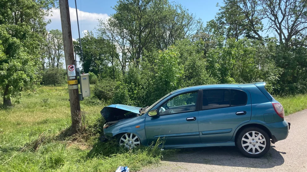 Vid lunchtid på måndagen krockade en personbil med en elstolpe i Hejdeby.