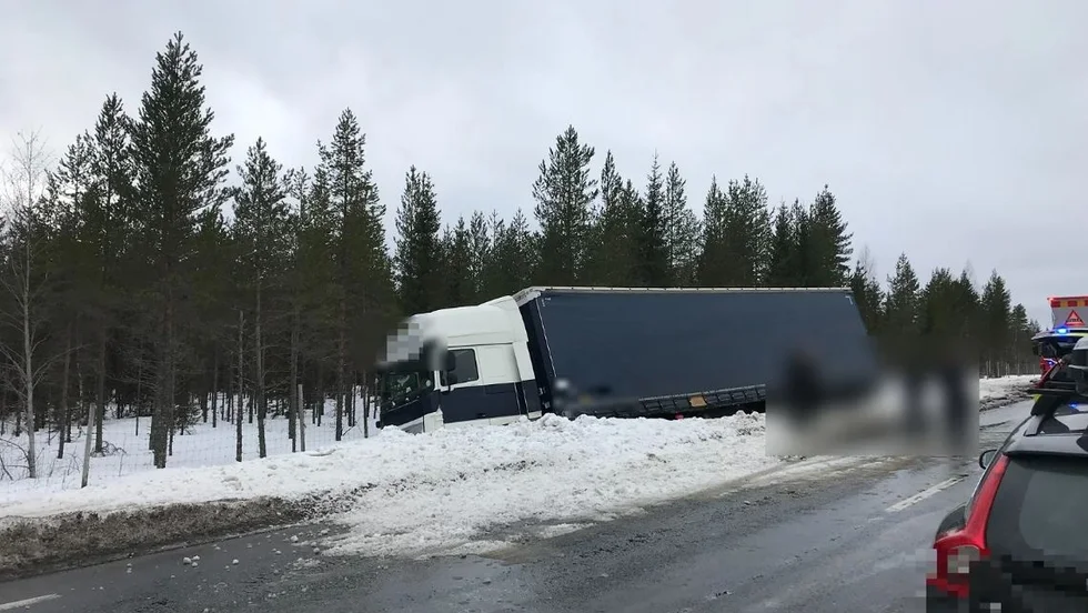 Den allvarliga olyckan inträffade mellan Varuträsk och Svanström längs Bolidenvägen, riksväg 95, strax innan klockan 14 den 2 mars. Bilden är fotad i samband med händelsen.