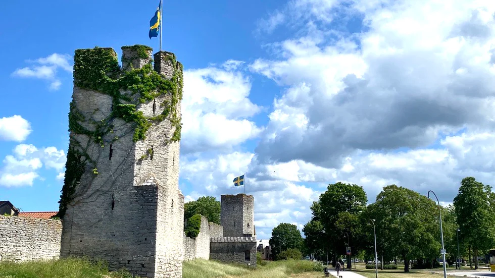 Flaggan vajar redan på Visby ringmur, en dag för tidigt.