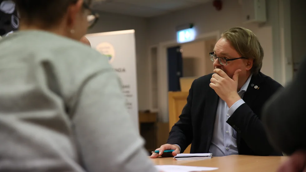 Fredrik Sjöstrand (M), ordförande hälso- och sjukvårdsnämnden, svarar på Vadstenabon Anders Agnemars frågor.
