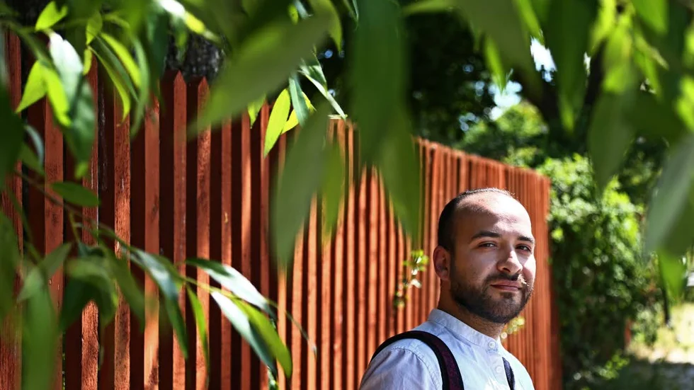 Fristad. Poeten och filmaren Housam Al-Mosilli bor i Linköping som fristadsförfattare. Om sitt hemland Syrien skriver han: ”Den långa sol­nedgången har förvandlat jordens färg där till rött och landet har blivit den idealiska platsen för blodet att rinna på.”