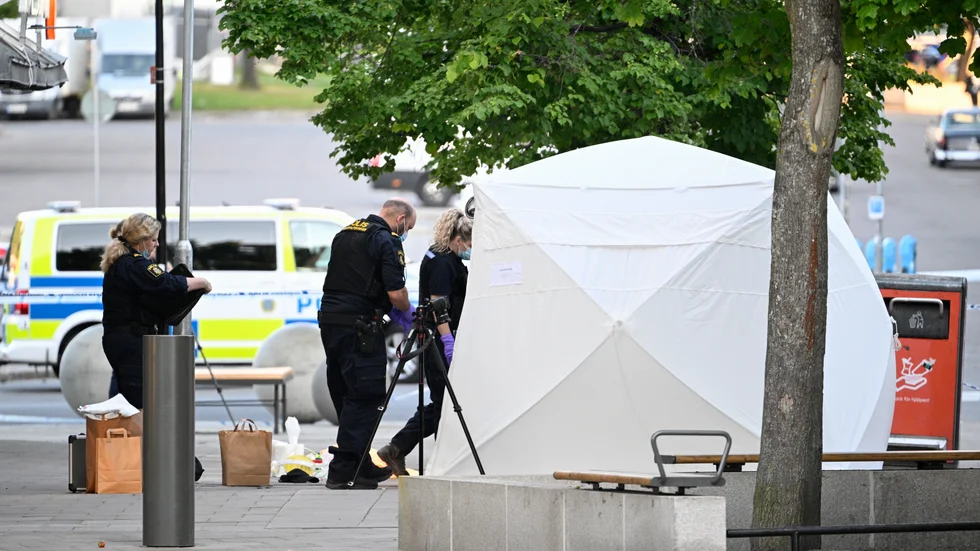 Polisens tekniker arbetar på platsen.