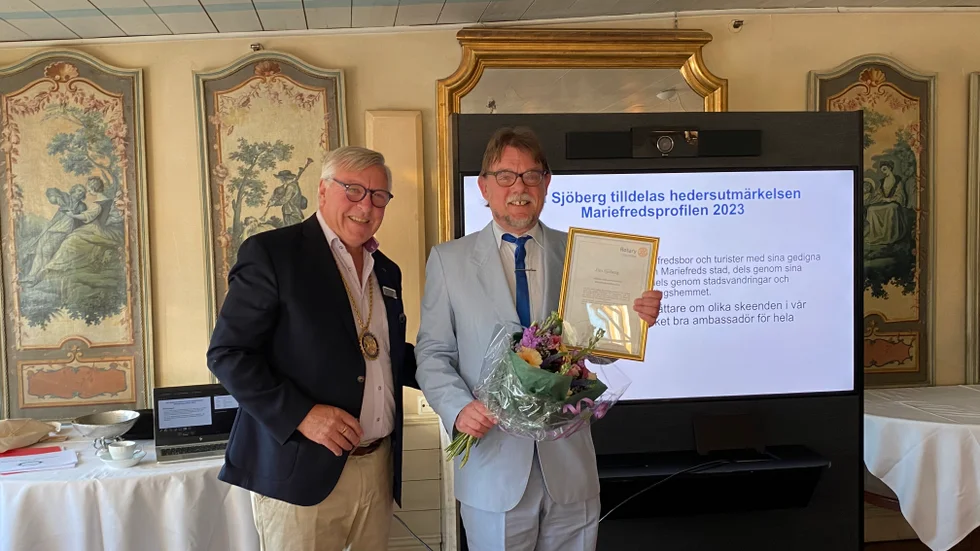 Mariefred Rotaryklubbs president Kjell Kristiansen fick lämna över pris och bukett åt Jim Sjöberg.