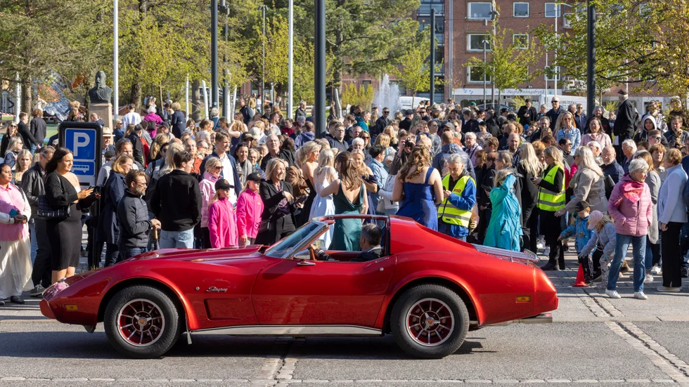 Se när studenterna anländer till stadsparken och går på röda mattan. (Arkivbild).