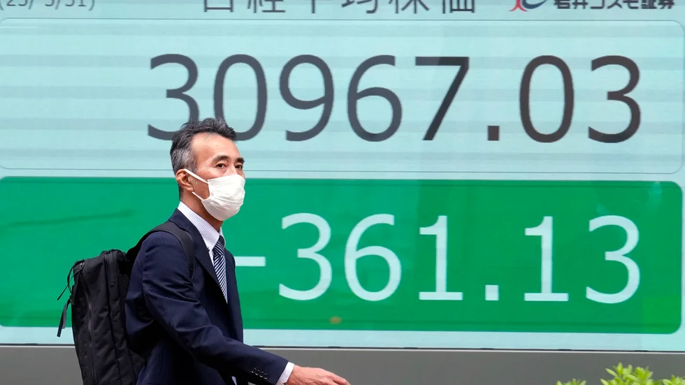 Grönt – som betyder minus i japanska börssammanhang – på Tokyobörsen. Arkivbild.