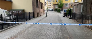Tonårspojke livshotande skadad efter fall från tak
