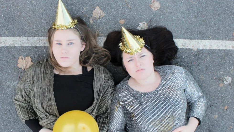 I teaterföreställningen "Tysta i klassen" bjuder skådespelarna Emma Krafft och Hanna Adolfsson på insikter från de introvertas verklighet i en extrovert värld.