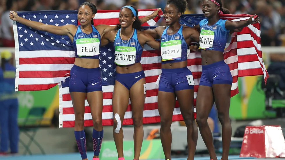 Allyson Felix, English Gardner, Tianna Madison och Tori Bowie firar guldet i OS i Rio de Janeiro 2016. Arkivbild.