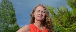 Hon riktar ljuset mot de skenheliga