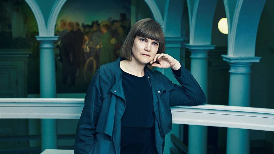 Sträckläsning. Sara Bergmark Elfgrens ungdomsroman "Norra Latin" uppmanar till sträckläsning, menar Kurirens recensent Eva Åström.