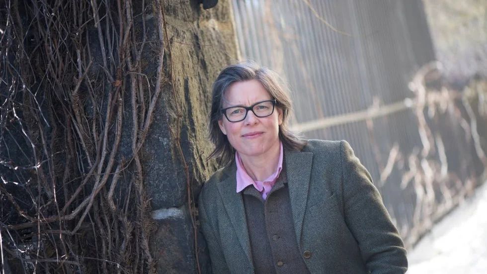 Lena Andersson har i sin roman "Sveas son" låtit huvudpersonen bli en inkarnation av folkhemmet, vilket inte blir trovärdigt, menar Kurirens recensent.