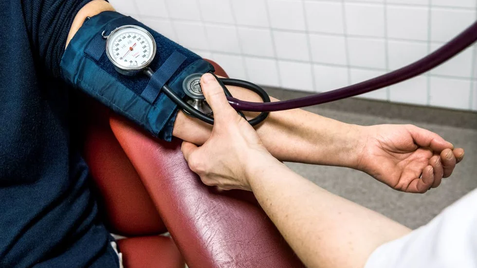 Viktig kontroll. Hög blodtryck kan bidra till stroke.