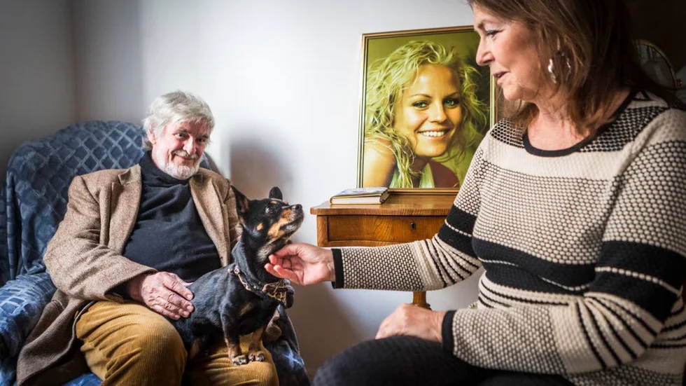 Lasse Berg har ett stort och rikt författarskap bakom sig.  Hans nya bok handlar om sorgen och livet efter dottern Lindas död. Hunden Yoda var Lindas, men nu tar Lasse Berg och hans fru Ingrid hand om hunden.