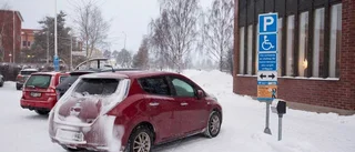 Bild: Politiker parkerade på handikapplats
