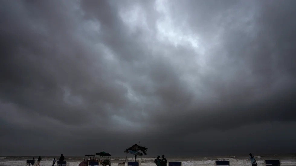 Regnmoln över stranden i Mandvi på torsdagen.