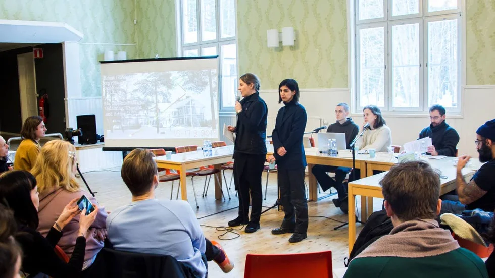 Emily Fahlén och Asrin Haidari, Luleåbiennalens konstnärliga ledare, inleder konferensen "Konst i mörka tider" som pågår hela helgen i Blackis i Luleå.