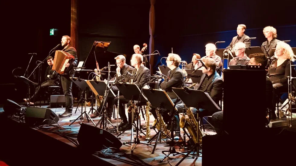 Visby storband och Bengan Janson tolkande Allan Edwalls visor i lördags på Kulturens hus.