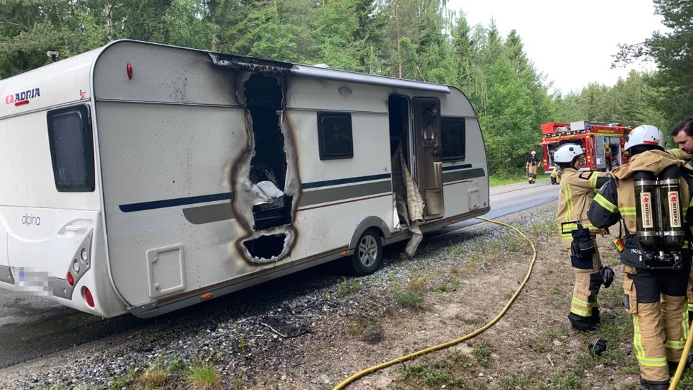 Husvagnen blev totalförstörd i branden.