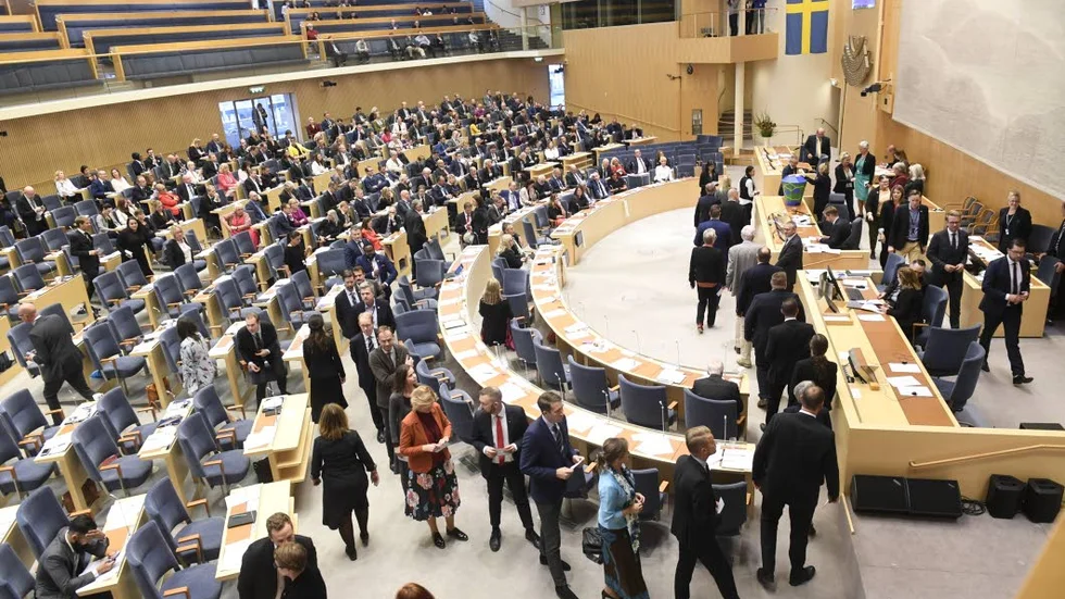 Riksdagsledamöterna lämnar sina rösert i talmansvalet.