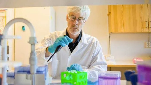 "Äntligen finns nu chansen till effektiv behandling mot Norrlands blödarfeber", säger Clas Ahlm, FOU-direktör vid Region Västerbotten och professor i infektionssjukdomar vid Umeå universitet.