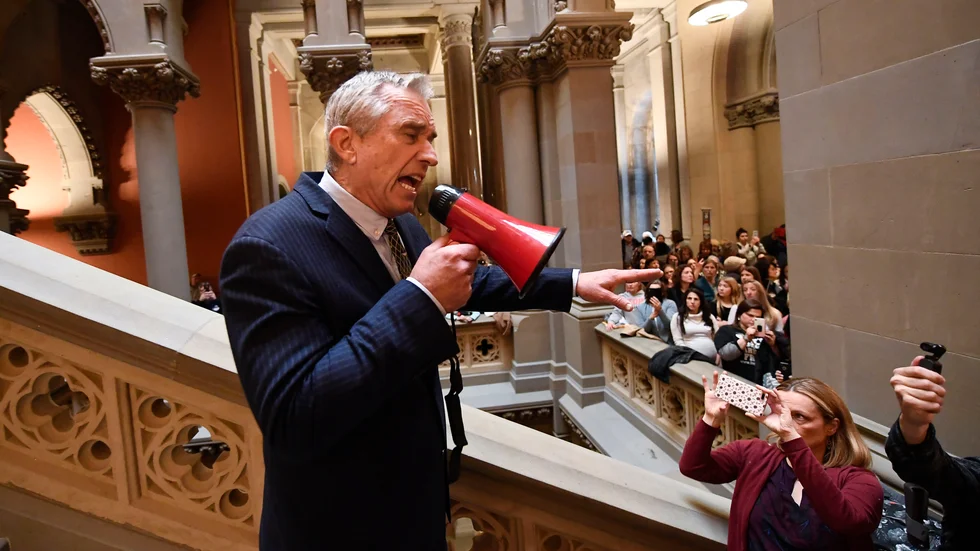 Robert F Kennedy Jr håller ett anförande emot ett demokratiskt lagförslag om att göra fler vaccin obligatoriska för skolbarn. Bild från januari 2020.
