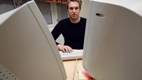 David Persson har mest datorer i huvudet. Och handboll. Fast helst vill han slippa få bollar i huvudet med tanke på skaderisken. I kväll vaktar han målet när Mantorps IF premiärspelar borta mot Hallby.