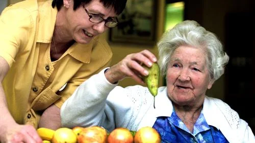 Bingo! ropar Karin Andersson och får ta vinsten från fruktfatet.