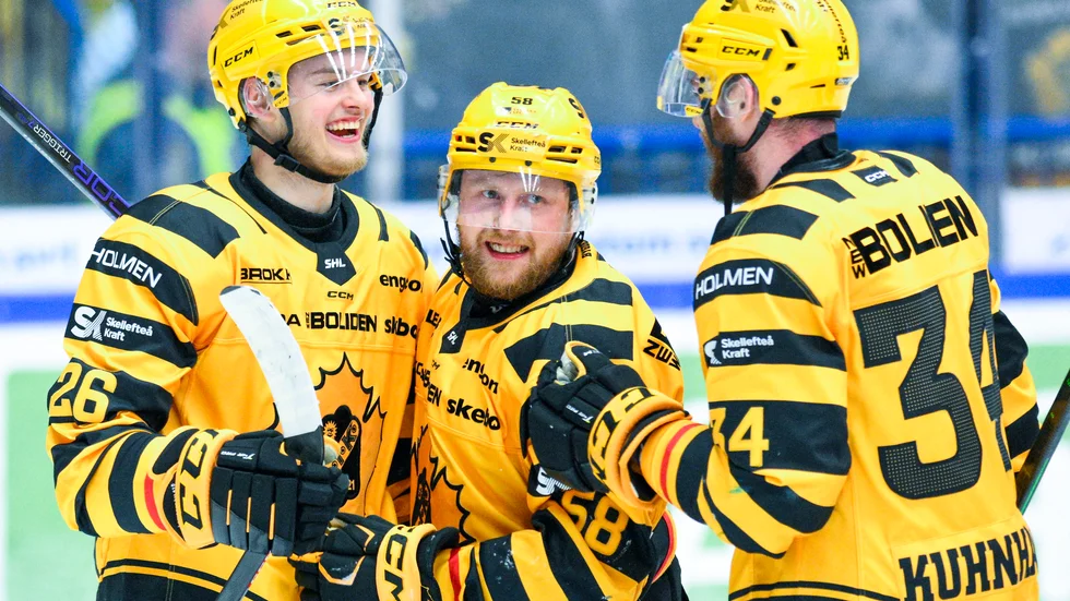 Skellefteås Simon Robertsson (26) firar med Oscar Nilsson, i mitten, och Tom Kühnhackl.