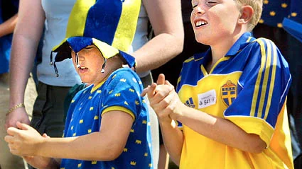 Motalakillarna Andreas Ahlberg och Philip Eriksson ropade Sverige, Sverige, Sverige och tyckte att Tomas Brolin var den största stjärnan på planen. Bild: MIA KARLSVÄRD