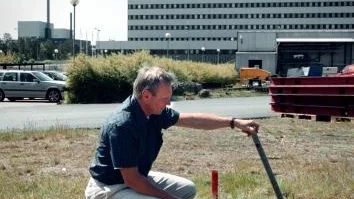SKB:s platschef Peter Wikberg vid Oskarshamnsverken. Här ska djupa hål borras. Upp kommer borrkärnor ur berget ner till tusen meters djup.