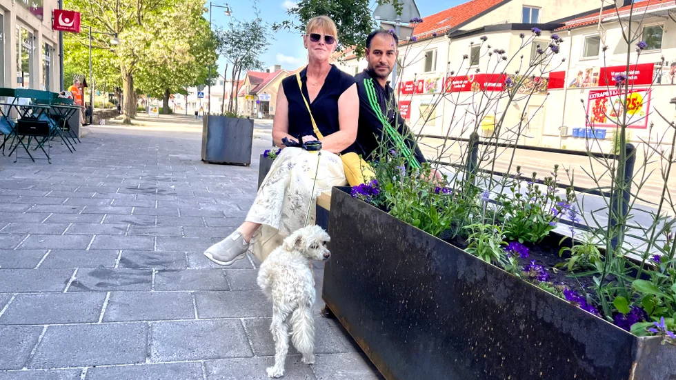 Maude Larsson har drivit projeket som privatperson, med stöd från utvecklingsbolaget Knutpunkt Hemse. Här syns hon tillsammans med Khaled Ahmad från Hemse Mark & Miljö, som ska titta till blommorna och träden lite då och då.