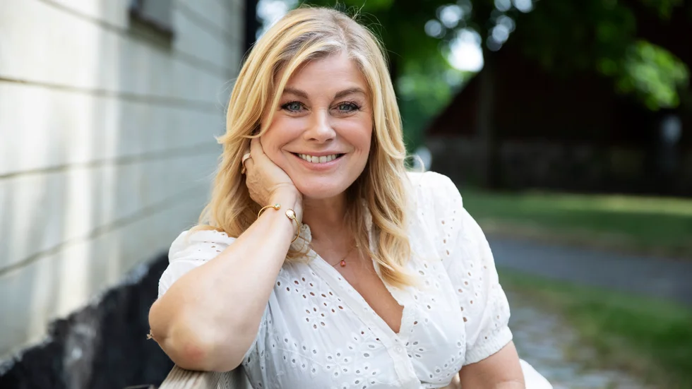 I sommar är det premiär för Pernilla Wahlgren som programledare för "Allsång på Skansen" i SVT. "Jag kommer verkligen att försöka att bara vara mig själv. Jag är ju lite frispråkig och 'lös i huvudet', och undrade om SVT verkligen ville ha den typen av programledare? Och så var det precis det de ville och det är skönt att jag har fått det här jobbet för att jag är den jag är", säger hon.