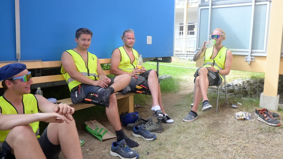 Kian Bridges, Kristoffer Berglund, Robin Mannberg och Albin Nordström jobbar i shorts för att klara hettan. Ett undantagstillstånd som ges av arbetsgivaren. 