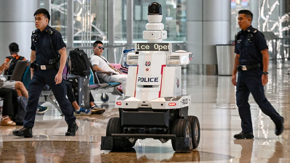 Mänskliga poliser får stöd av polisrobotar på Changi-flygplatsen i Singapore.
