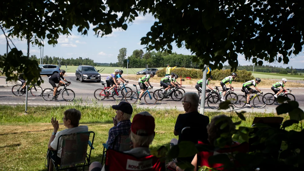 Vätternrundan 2023. En varm runda med kring 26 grader i skuggan. Här Askersund. När det gäller kostnader för omskyltning av statliga vägar har regeringen beslutat om en ny tillfällig lösning för 2024.