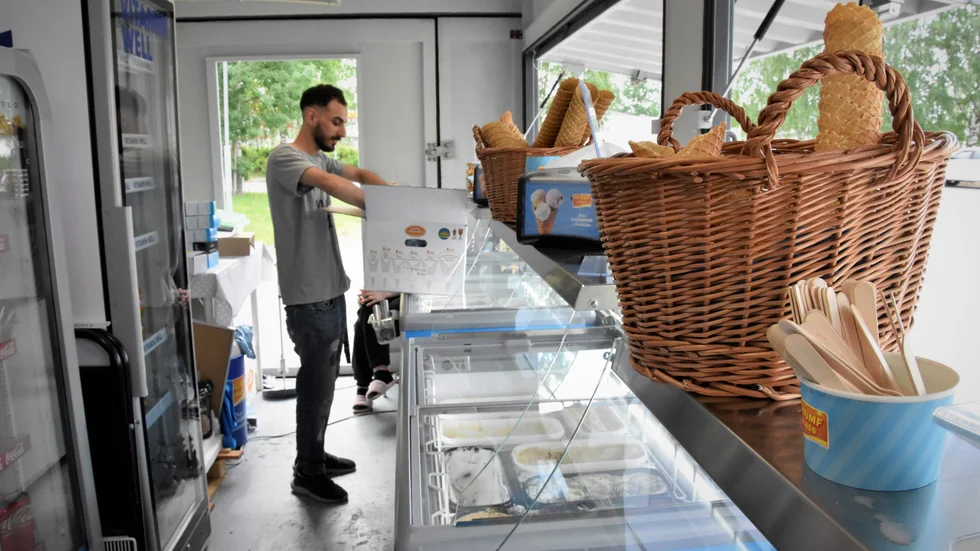Pappersarbetet och att hitta mark beskriver entreprenörerna som de största utmaningarna med glassbaren i Haparanda.