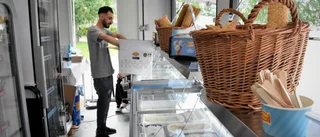 Efter ett år av föreberedelser – nu står hans glassbar på plats