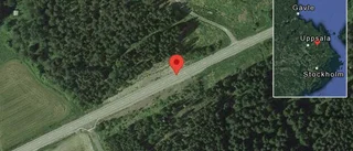 Lastbil stillastående på väg 661 - helt stopp i ett körfält