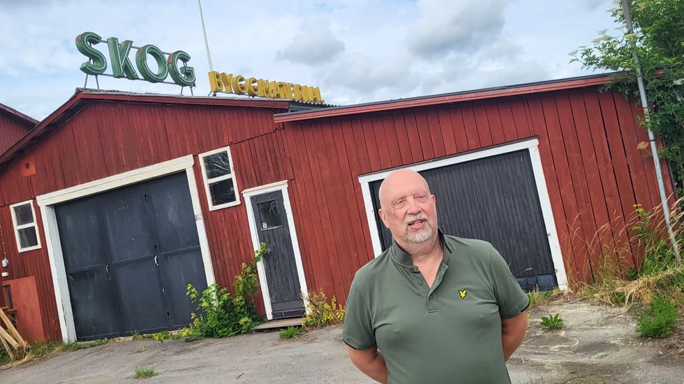 Byggentreprenören Jan Kling vill bygga 20 hus i Uddala, där han står invid egna lokalerna som en gång var Uddala såg. Han ser ut över den skog där han vill bygga.