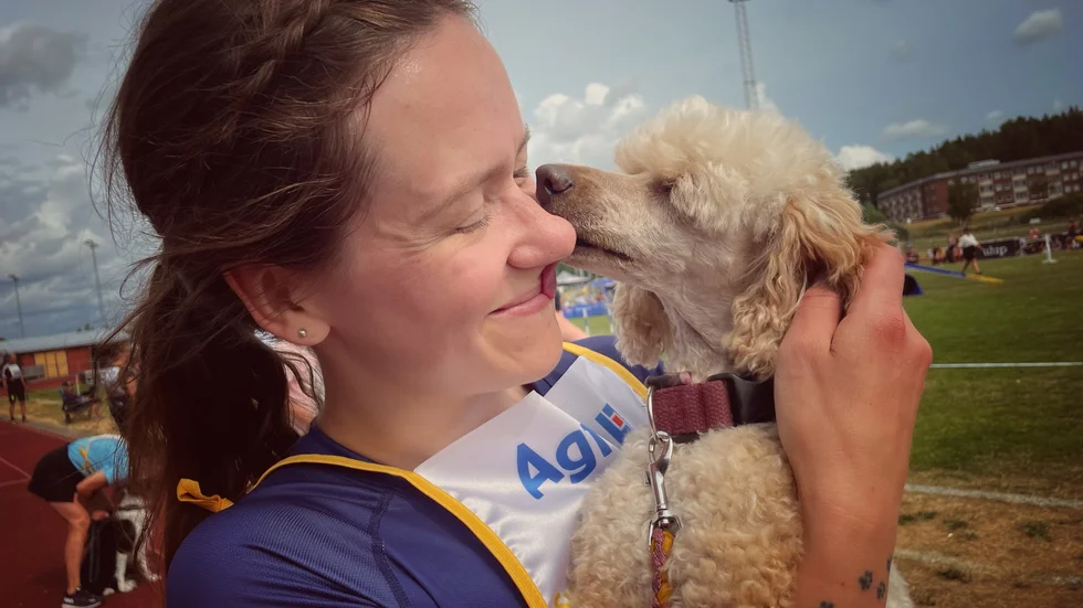 Uppsala hundvänners Linn Persson får en puss av hunden Amber. Det är deras första gång på Agility-SM och båda är nöjda. 