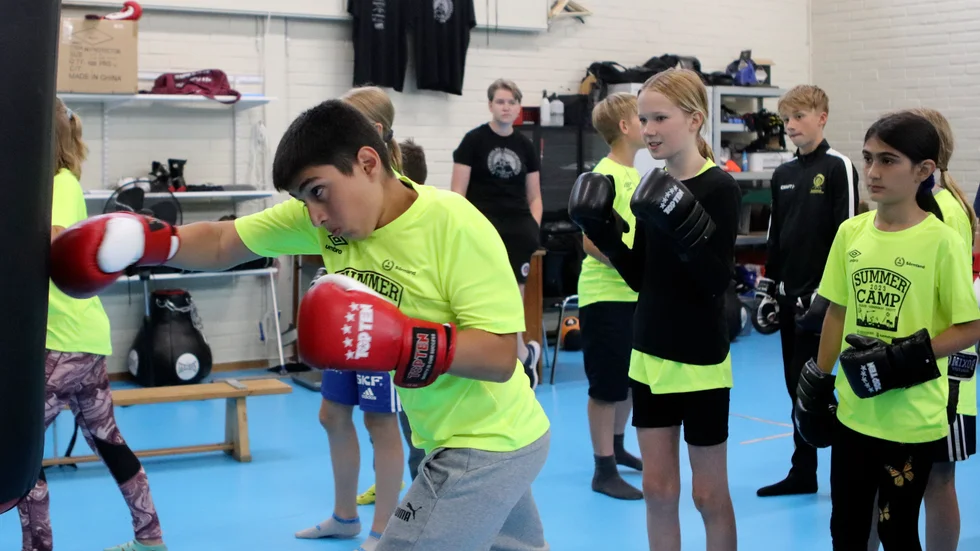 Boxningen har aldrig tidigare varit med på Summercamp. Men nyfikenheten var stor att få festa. Här är det Rayan Mustafa som träffar sandsäcken, medan Stella Larsson väntar på sin tur.