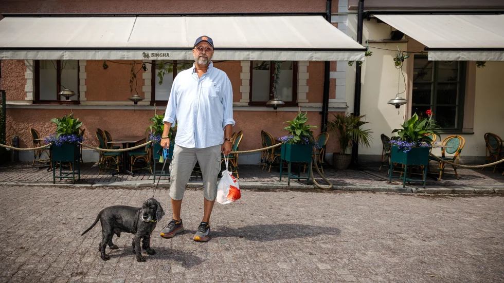 Peo Eldh-Hevius och spanieln Daddy Cool som gillar det mesta i matväg. "Jag brukar välja ställen där Daddy Cool kan hänga med". 