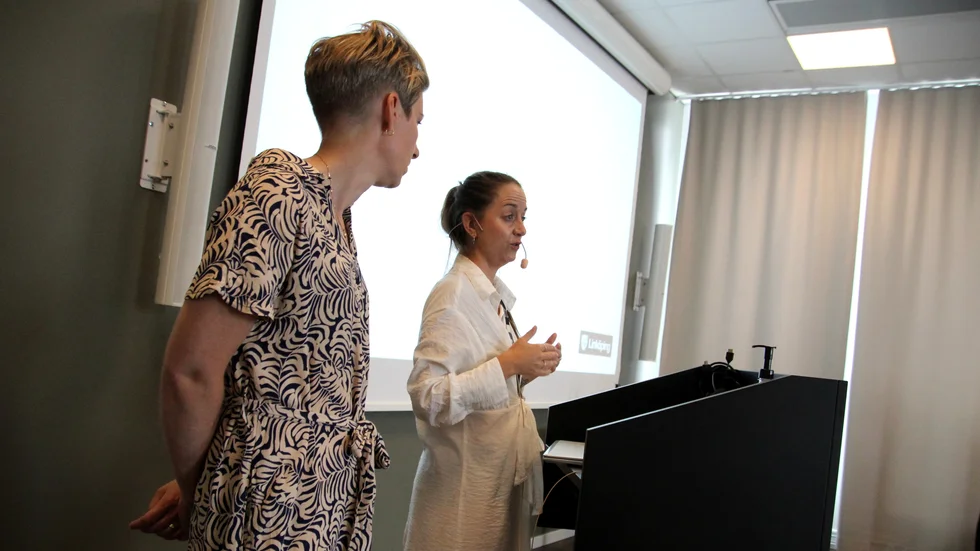 Kommunsekreteraren Emelie Klinga, här tillsammans med kanslichefen Frida Törnqvist, har gjort en genomlysning av det så kallade Linköpingsförslaget. "Det behöver göras ett omtag", säger hon.