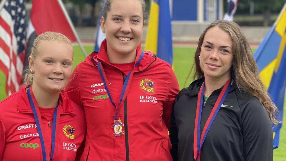 Sara Forssell överst på pallen efter att vunnit släggkastningen i Världsungdomsspelen i Göteborg.